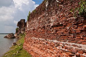 Rediscover History at Alamparai Fort